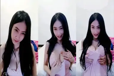 Cewek imut pamerin tubuh mulusnya di live, bikin penonton ngiler - BokepColmek